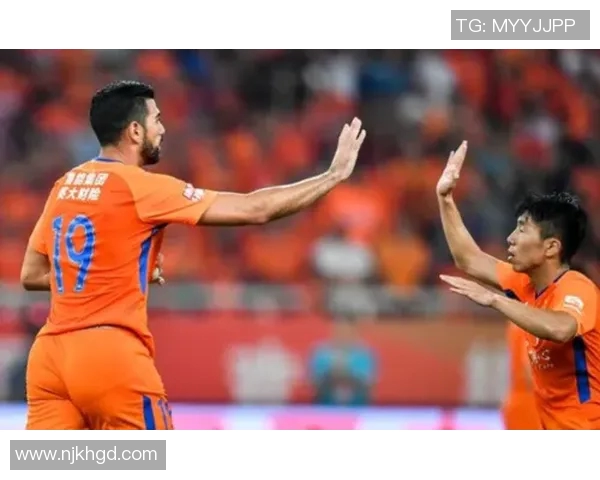 广州恒大与泰山鲁能激战正酣谁将赢得这场中超巅峰对决